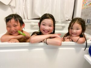 お風呂で遊ぶ子ども達