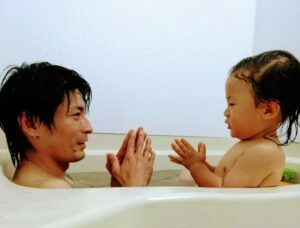 お風呂で遊ぶ親子