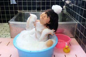 お風呂で遊ぶ女の子